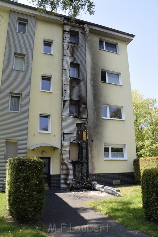Rollerbrand dann Feuer 1 Fassadenbrand Koeln Gremberg Kroppergasse P61.JPG - Miklos Laubert